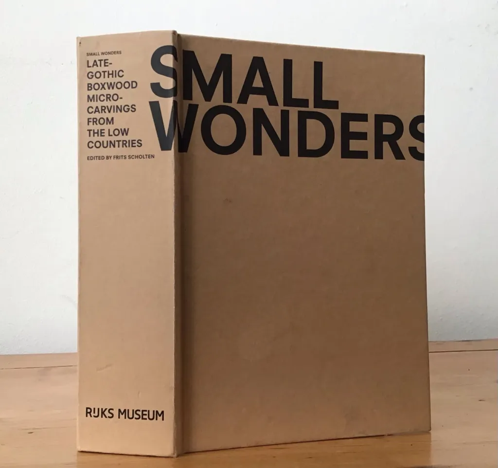 De catalogus van de tentoonstelling Small Wonders van het Rijksmuseum
