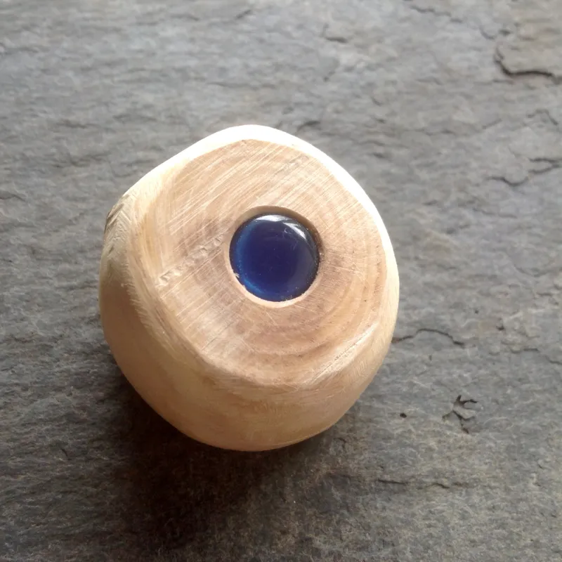 Gebedsnoot met een blauwe glazen steen