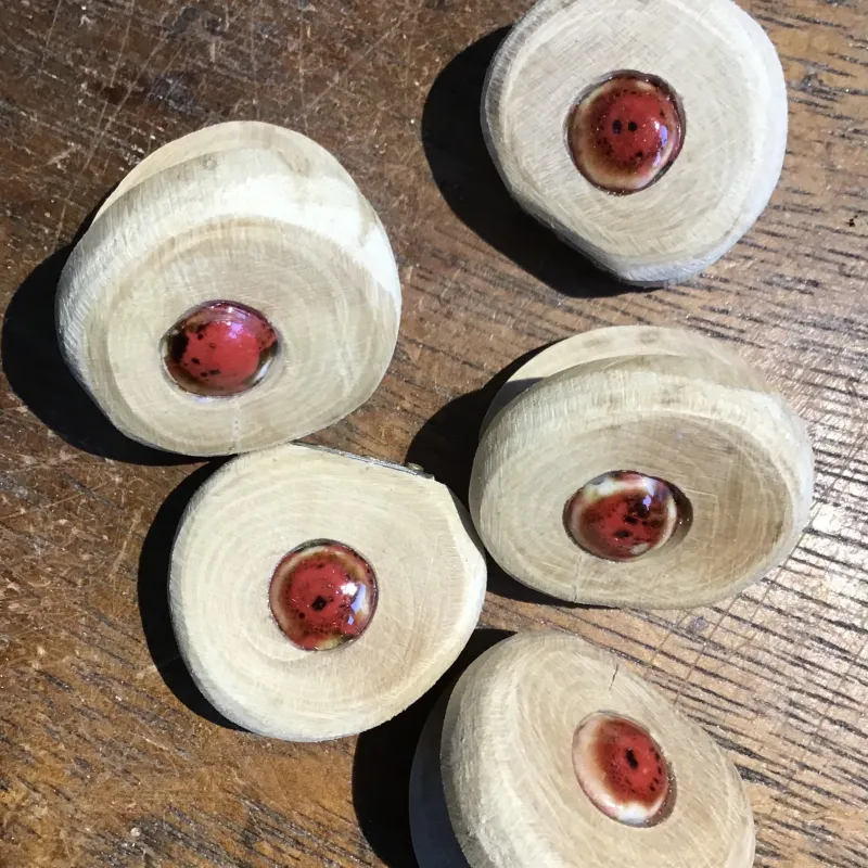 Gebedsnoten met een rood glazen bolletje