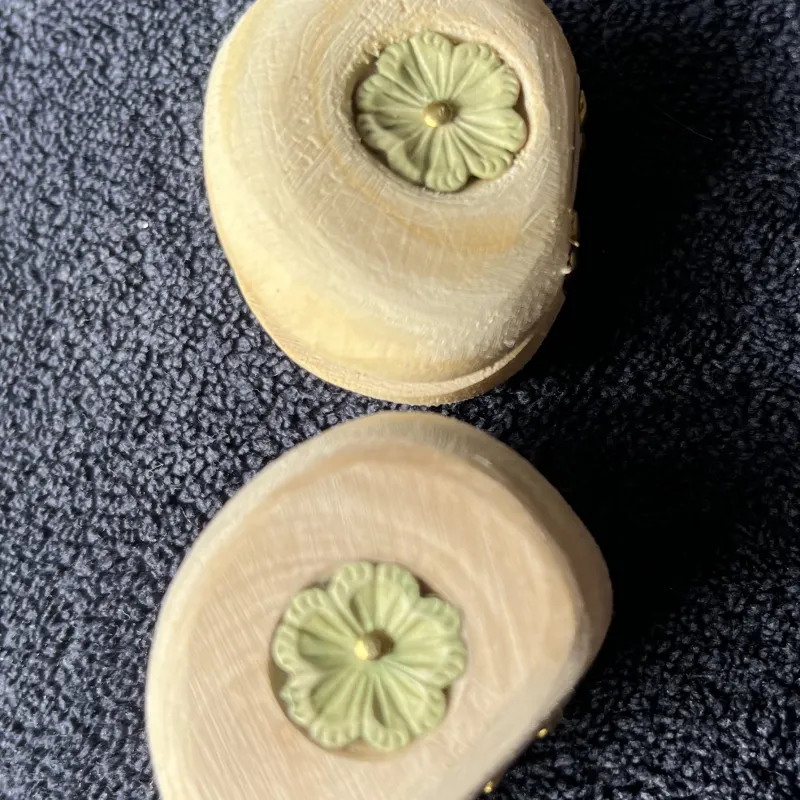 Gebedsnoten met een groen bloemknoopje